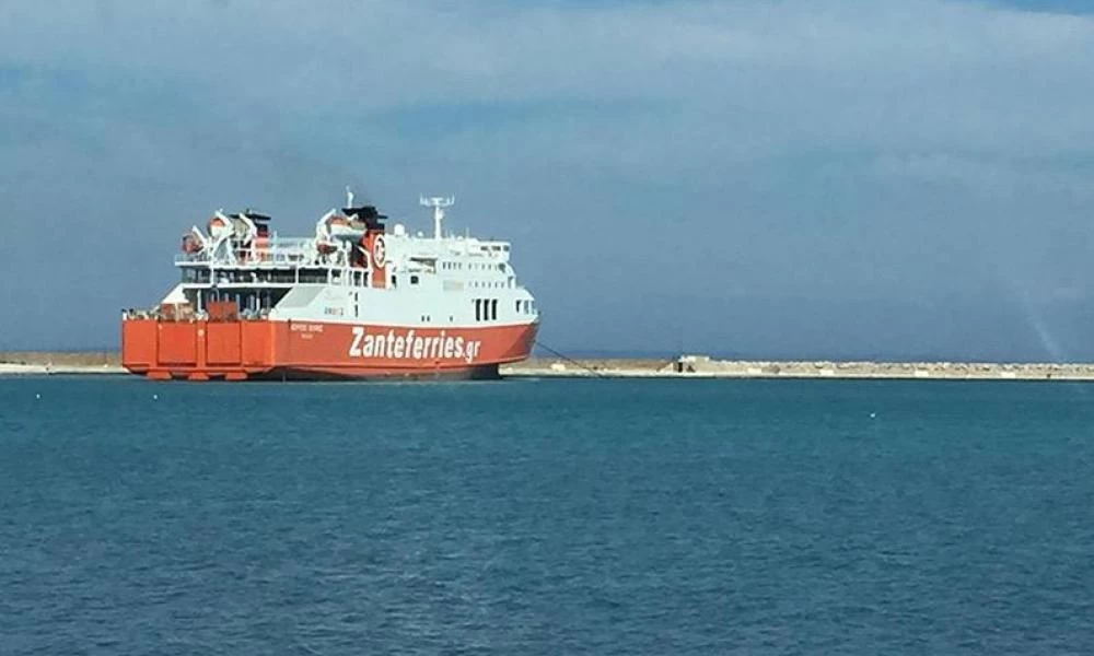 Το πλοίο «Διονύσιος Σολωμός» έμεινε στο λιμάνι του Πειραιά